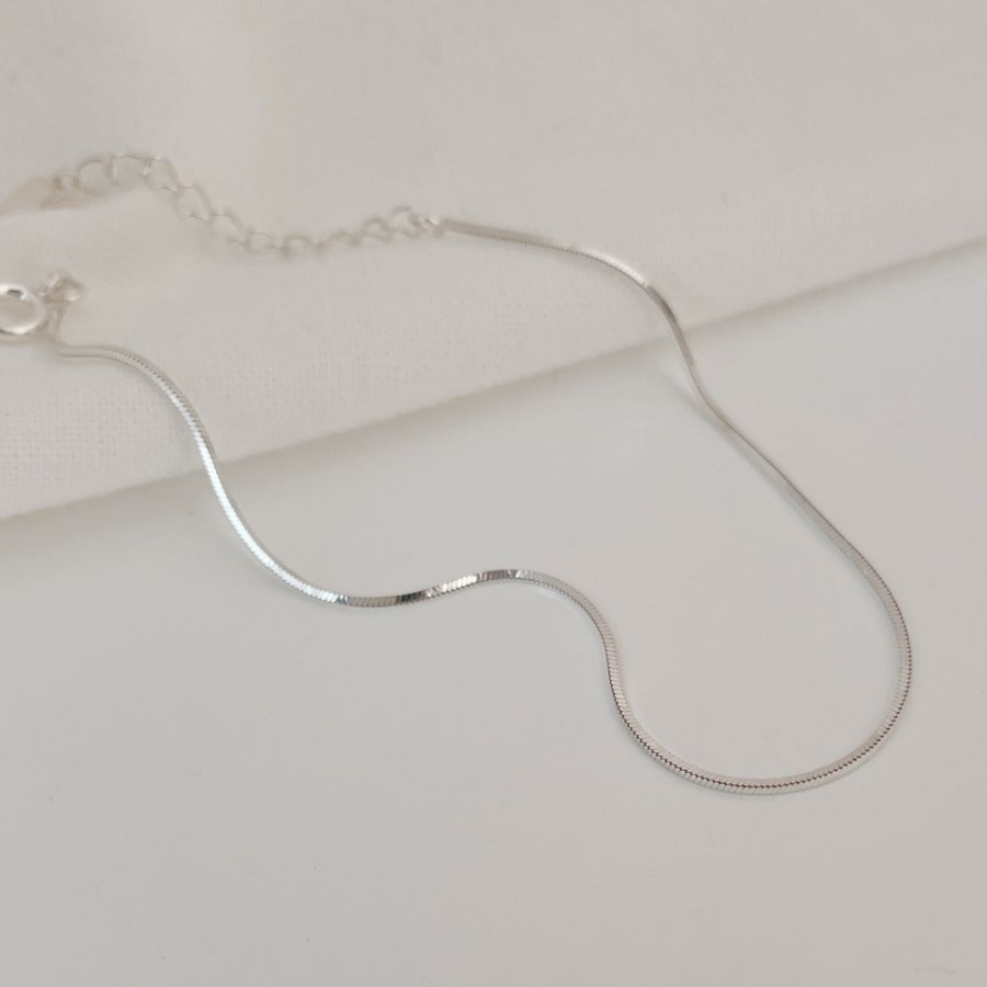 Серебряный браслет с одной цепочкой-змейкой