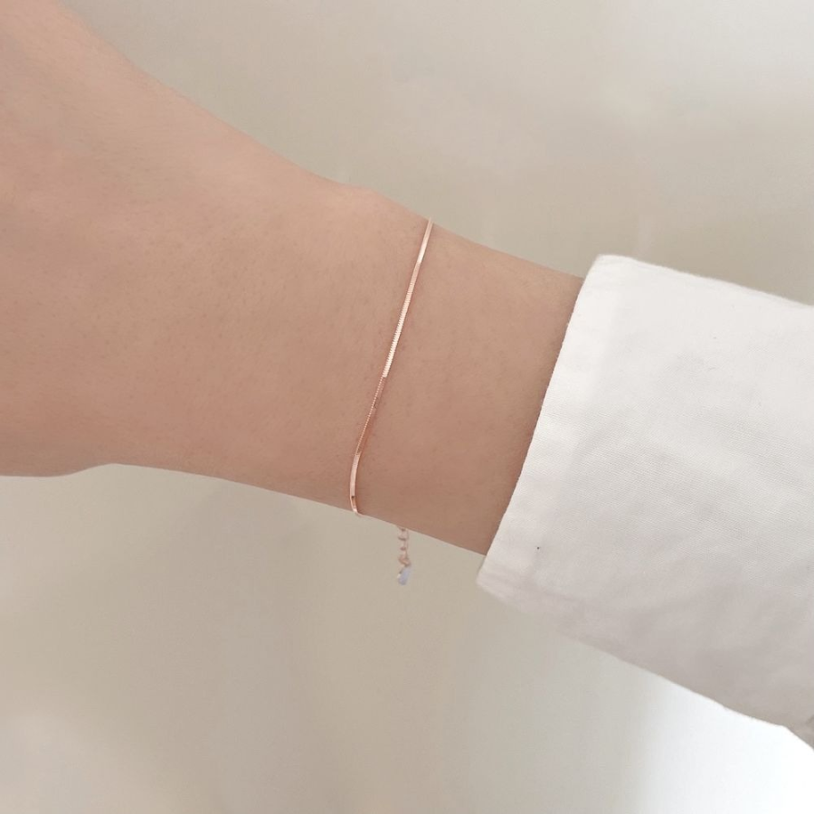 Серебряный браслет с одной цепочкой-змейкой