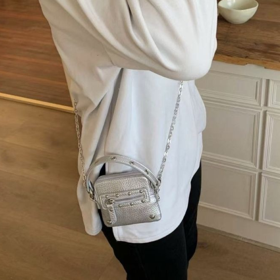 Chain Hearts Mini Crossbag — стильный акцент с романтичным настроением