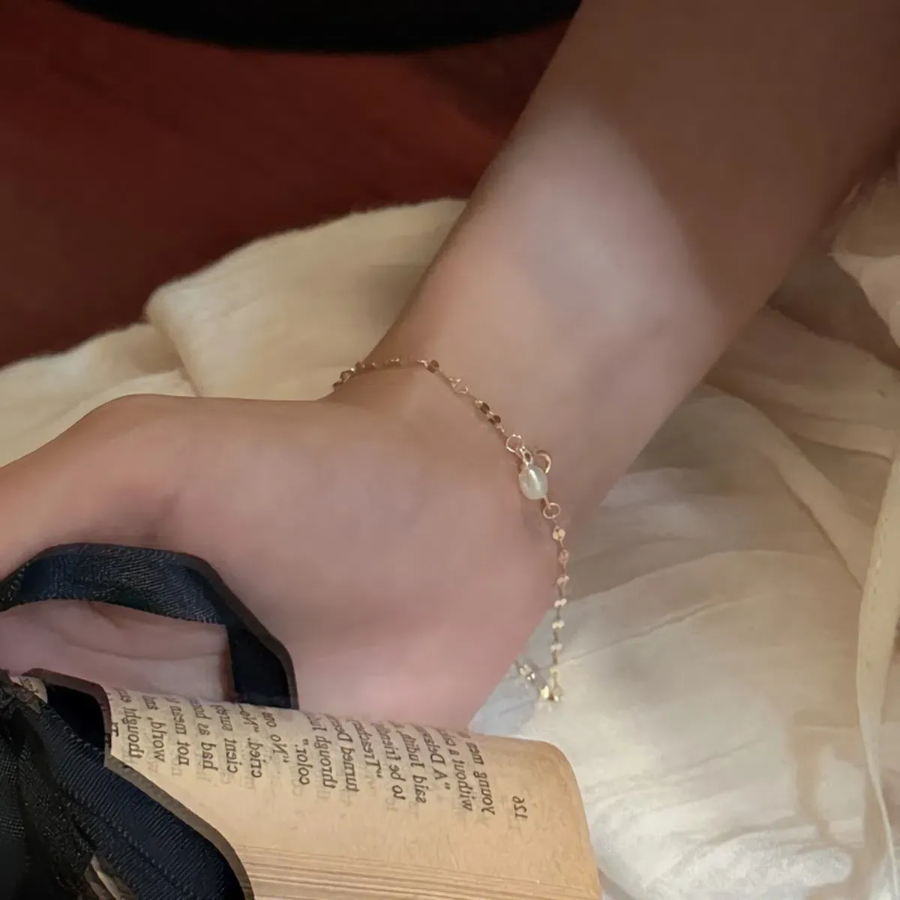 Серебряный браслет с винтажными жемчужинами и блестящей цепочкой