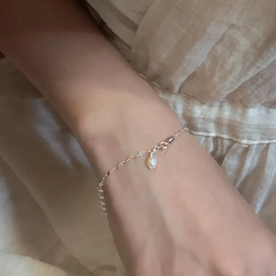 Серебряный браслет с винтажными жемчужинами и блестящей цепочкой