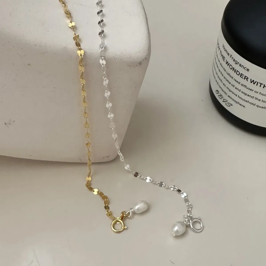 Серебряный браслет с винтажными жемчужинами и блестящей цепочкой