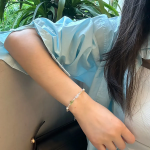 Серебряный браслет с жемчугом и зелёными кристаллами