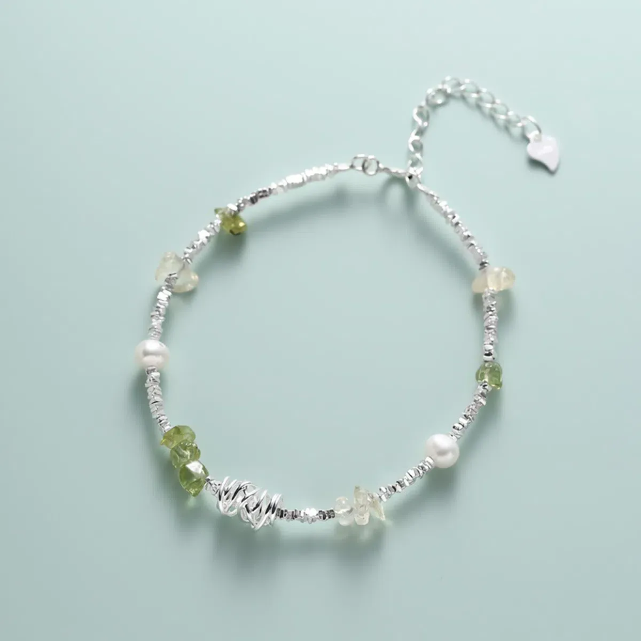 Серебряный браслет с жемчугом и зелёными кристаллами