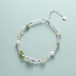 Серебряный браслет с жемчугом и зелёными кристаллами