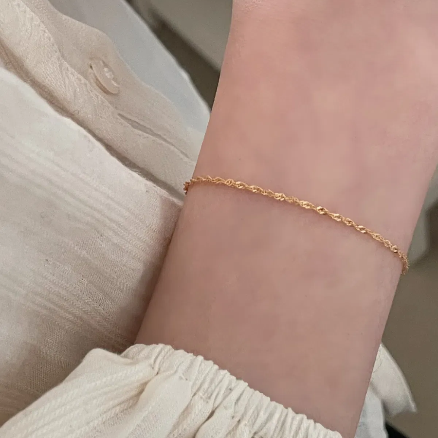 Серебряный браслет с витой шёлковой цепочкой