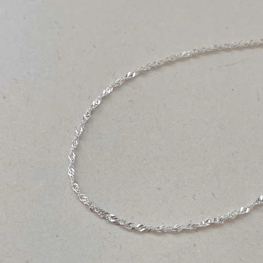 Серебряный браслет с витой шёлковой цепочкой