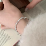 Серебряный браслет с миниатюрным цветком и бусиной в форме лампочки