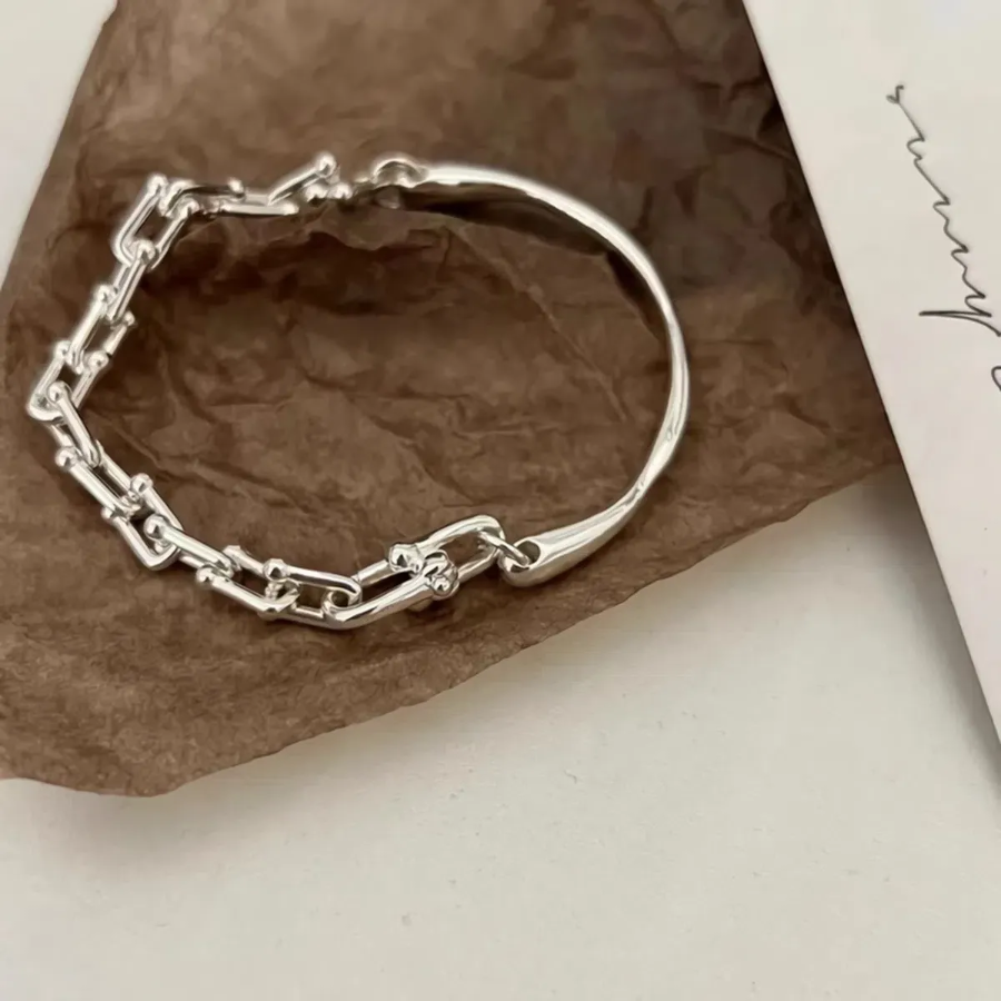 Серебряный браслет с подковообразной пряжкой и массивной цепью