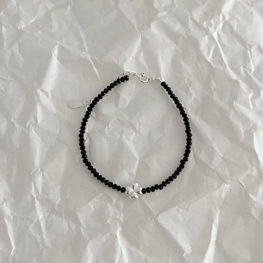 Серебряный браслет 925 пробы с четырёхлистным клевером и ониксом