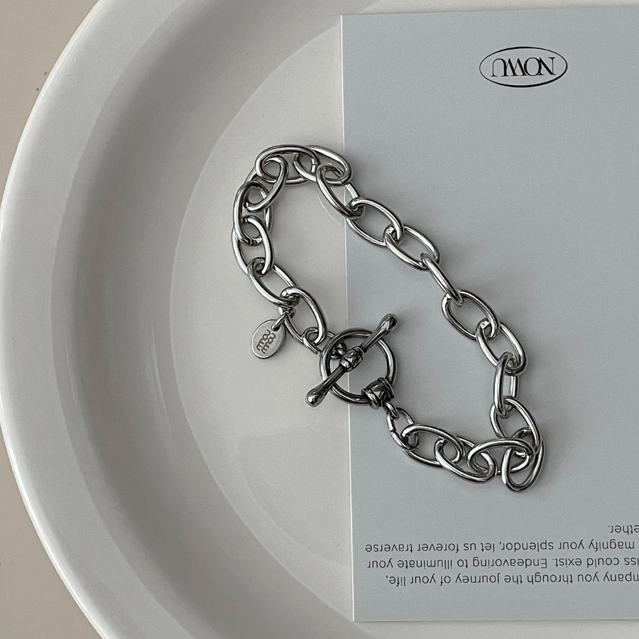 Браслет из хирургической стали с цепочкой и застёжкой в виде косточки (тогл-бар)