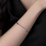 Тонкий серебряный браслет-бэнгл с гравировкой и сверкающими акцентами, универсального размера