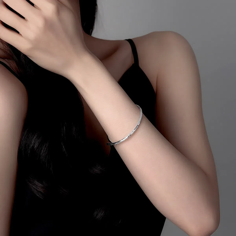 Тонкий серебряный браслет-бэнгл с гравировкой и сверкающими акцентами, универсального размера