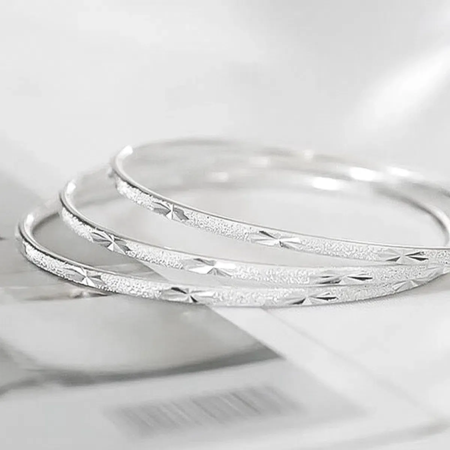 Тонкий серебряный браслет-бэнгл с гравировкой и сверкающими акцентами, универсального размера