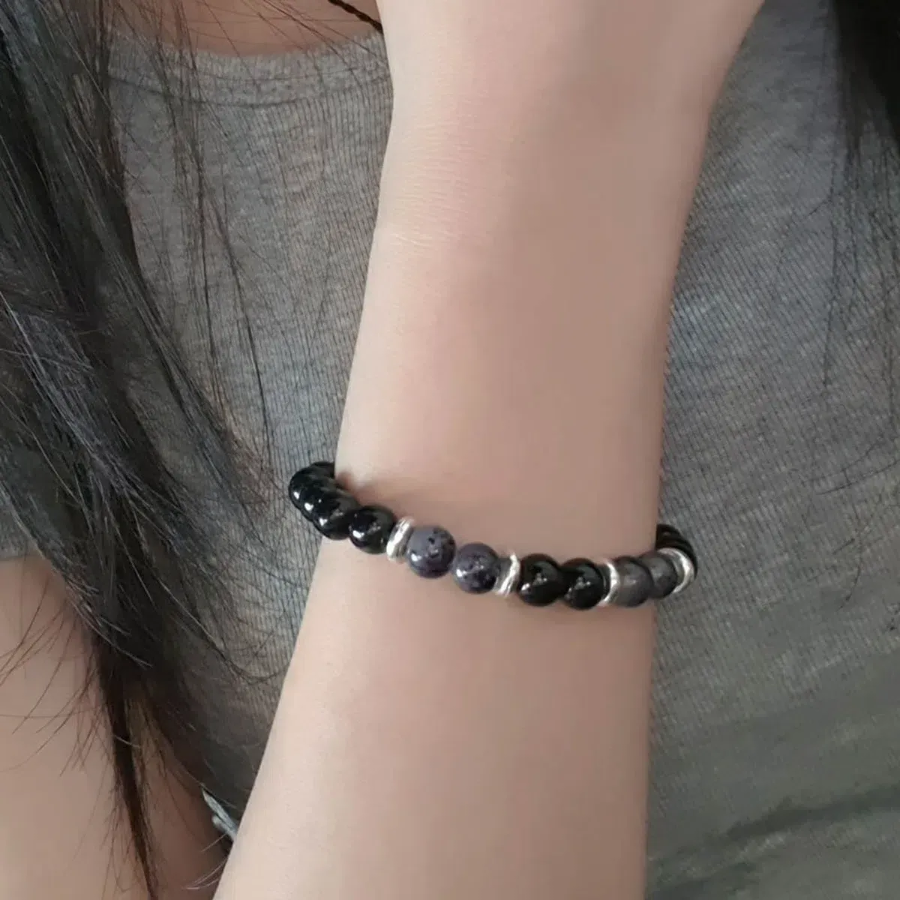 Винтажный браслет-слойка с тёмными натуральными камнями и бусинами — браслет дружбы