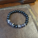 Винтажный браслет-слойка с тёмными натуральными камнями и бусинами — браслет дружбы