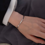 Серебряный браслет-бэнгл с волнообразной линией