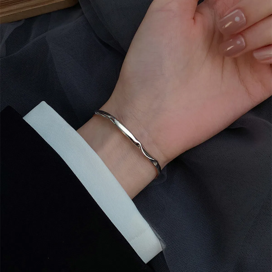 Серебряный браслет-бэнгл с волнообразной линией