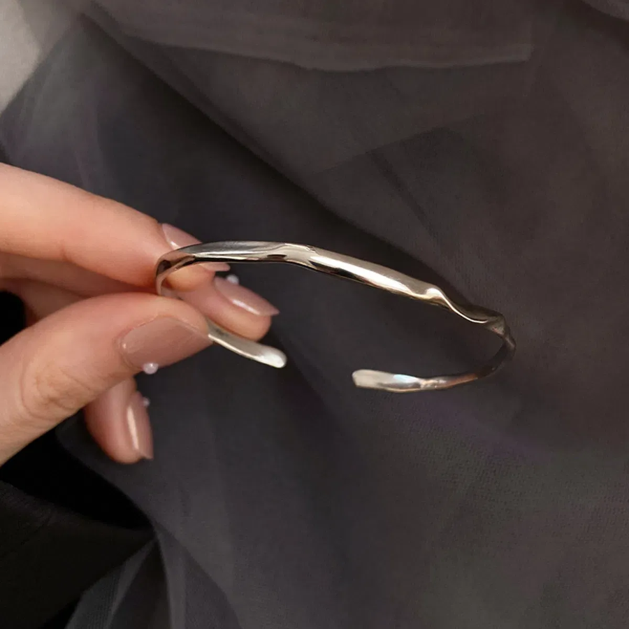 Серебряный браслет-бэнгл с волнообразной линией