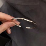 Серебряный браслет-бэнгл с волнообразной линией