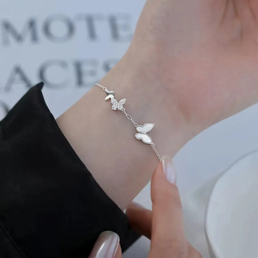 Серебряный браслет с подвесками в виде бабочки и цветка