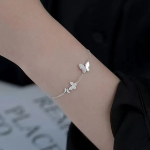 Серебряный браслет с подвесками в виде бабочки и цветка