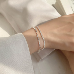 Серебряный браслет с двумя блестящими цепочками и мелкими серебряными бусинами