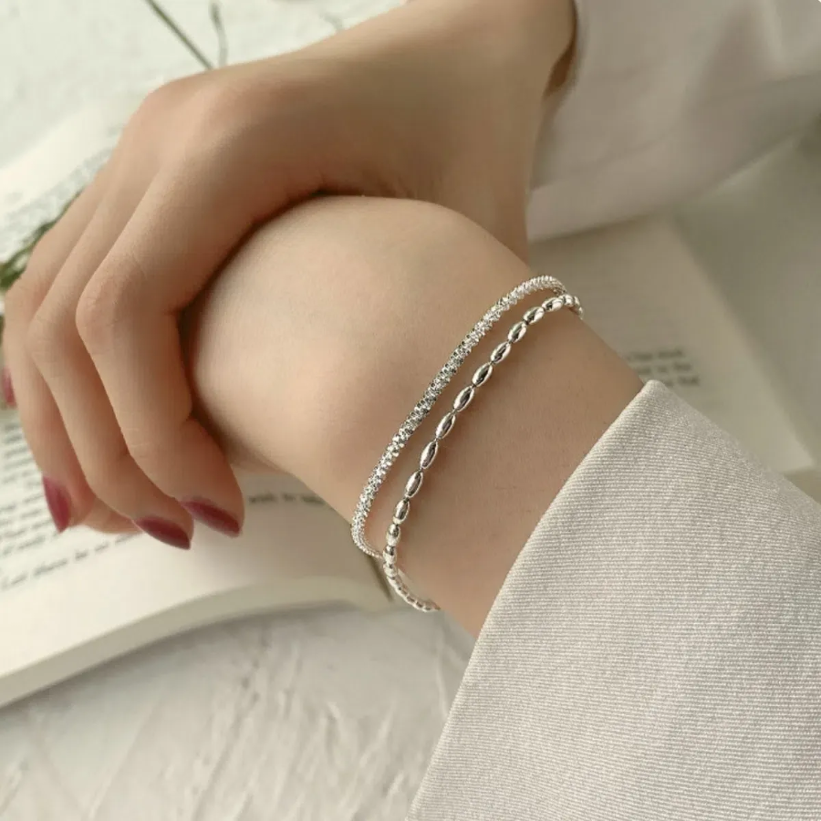 Серебряный браслет с двумя блестящими цепочками и мелкими серебряными бусинами