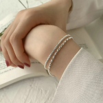 Серебряный браслет с двумя блестящими цепочками и мелкими серебряными бусинами