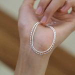 Серебряный браслет с двумя блестящими цепочками и мелкими серебряными бусинами