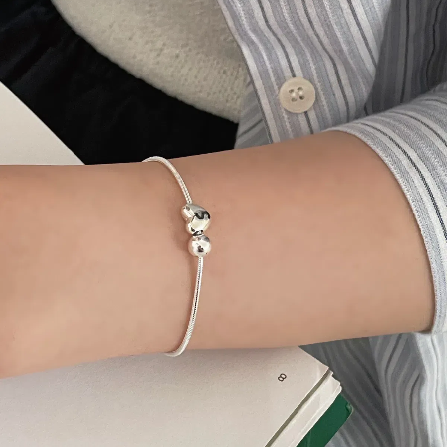 Серебряный браслет с подвеской в форме сердца и бусиной на гладкой цепочке