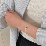 Серебряный браслет с подвеской в форме сердца и бусиной на гладкой цепочке