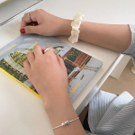 Серебряный браслет с подвеской в форме сердца и бусиной на гладкой цепочке