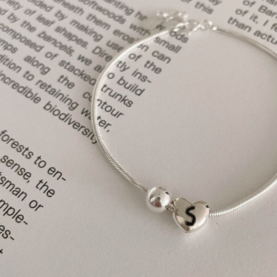 Серебряный браслет с подвеской в форме сердца и бусиной на гладкой цепочке