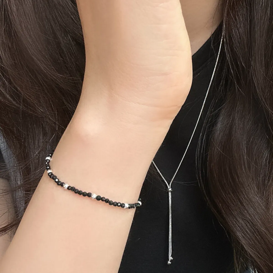 Серебряный браслет с чёрными бусинами на эластичной основе