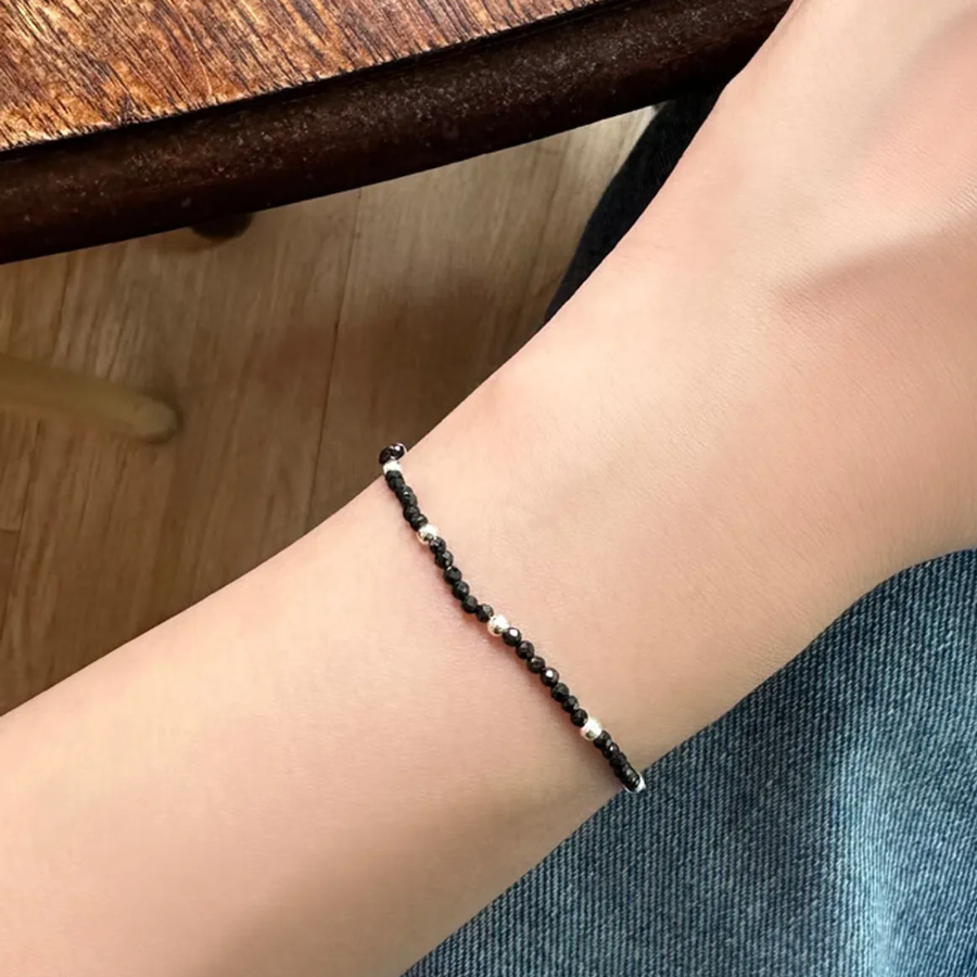 Серебряный браслет с чёрными бусинами на эластичной основе