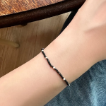 Серебряный браслет с чёрными бусинами на эластичной основе