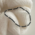 Серебряный браслет с чёрными бусинами на эластичной основе