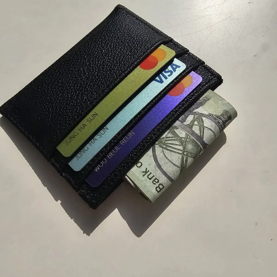 Mini Leather 7-Slot Card Wallet — лаконичный и практичный аксессуар для повседневных нужд