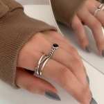 Серебряное кольцо с двойным плетёным узором и чёрной вставкой