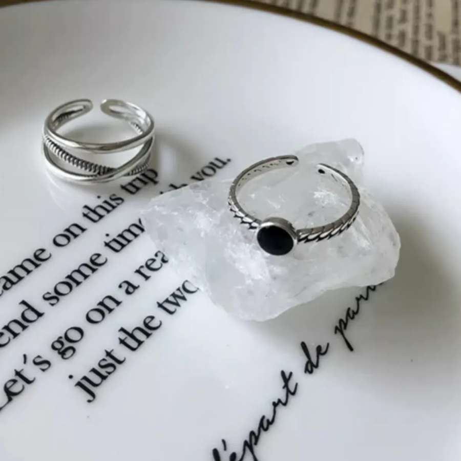 Серебряное кольцо с двойным плетёным узором и чёрной вставкой