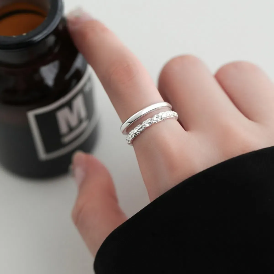 Серебряное кольцо с двойной линией и открытым дизайном