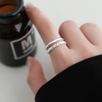 Серебряное кольцо с двойной линией и открытым дизайном