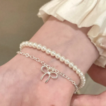 Серебряный браслет с подвеской в виде банта и двойной цепочкой