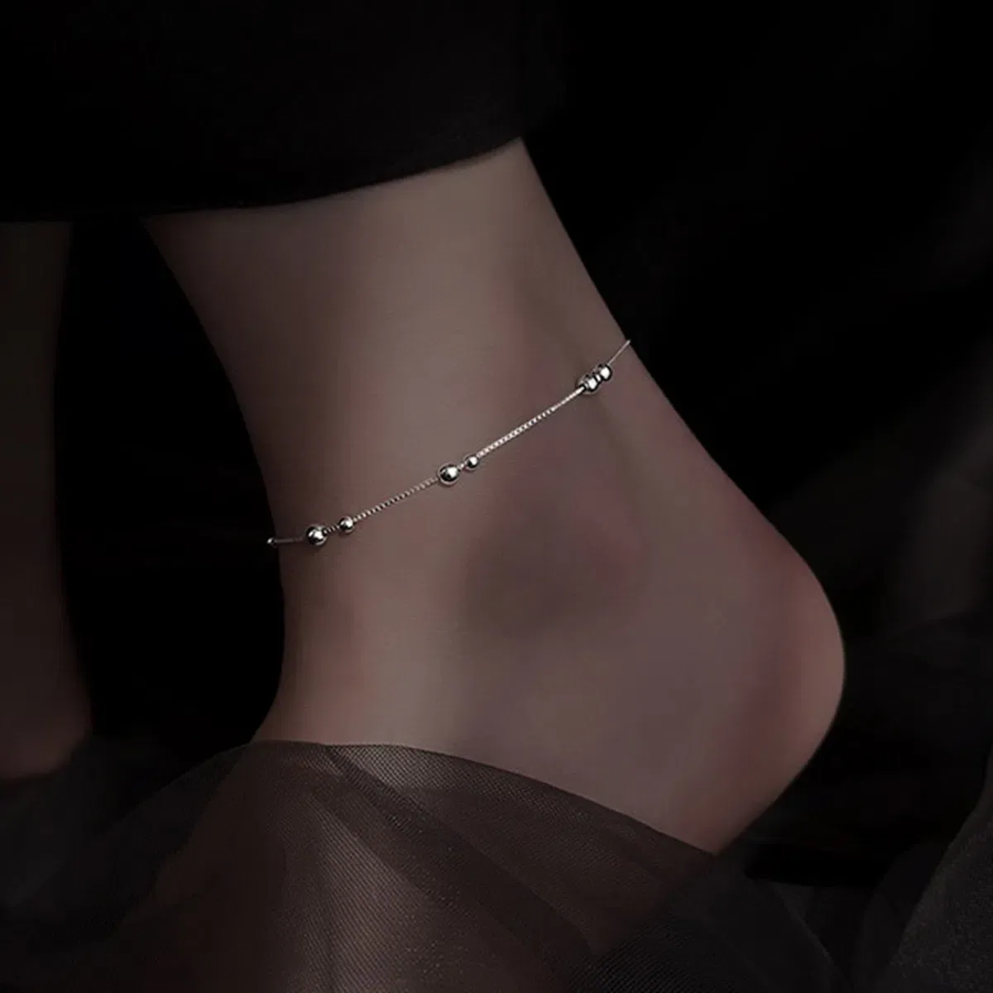 Серебристый браслет-анклит с бусинами и эффектом многослойности