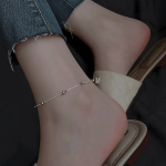 Серебристый браслет-анклит с бусинами и эффектом многослойности