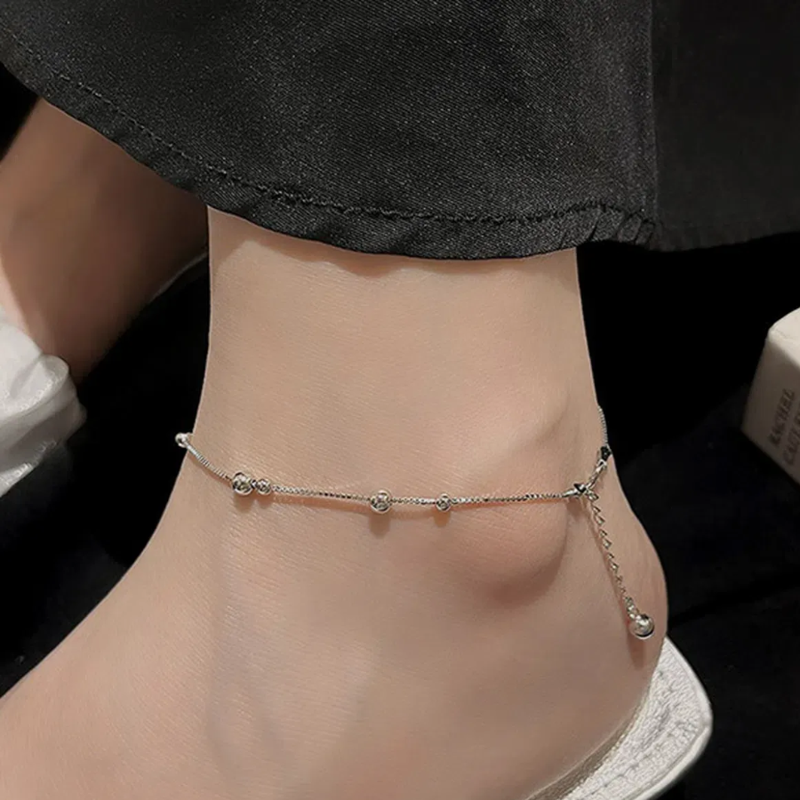 Серебристый браслет-анклит с бусинами и эффектом многослойности