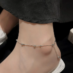 Серебристый браслет-анклит с бусинами и эффектом многослойности