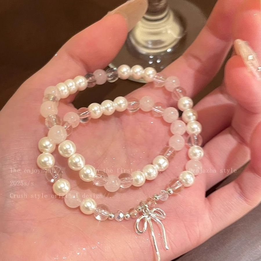 Серебристый браслет с двойным рядом жемчужных бусин и подвеской в виде банта