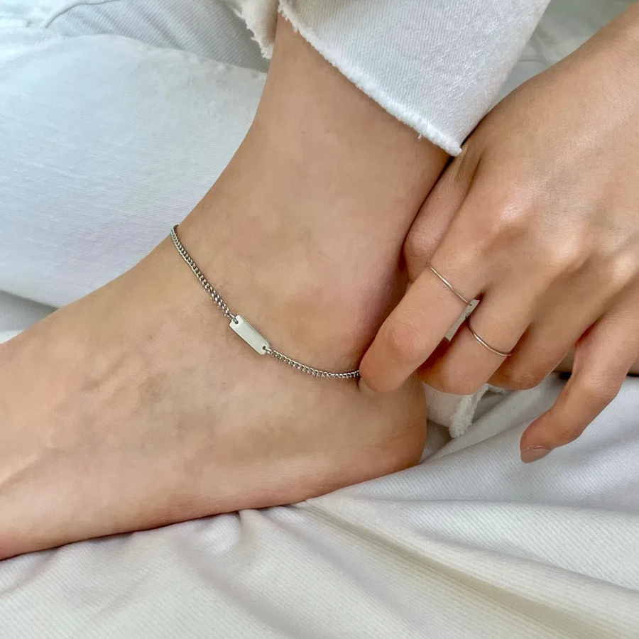 Браслет на ногу с миниатюрной подвеской-стиком из хирургической стали